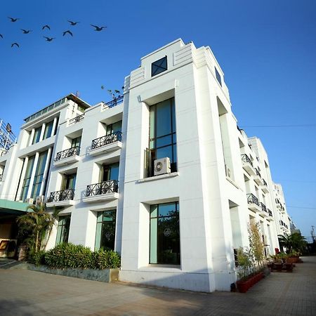 Renest Gandhidham Hotel Eksteriør billede