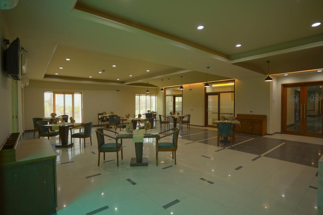 Renest Gandhidham Hotel Eksteriør billede