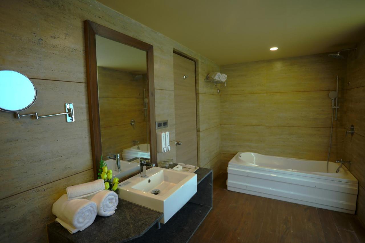 Renest Gandhidham Hotel Eksteriør billede
