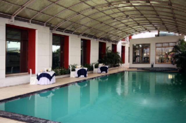Renest Gandhidham Hotel Eksteriør billede